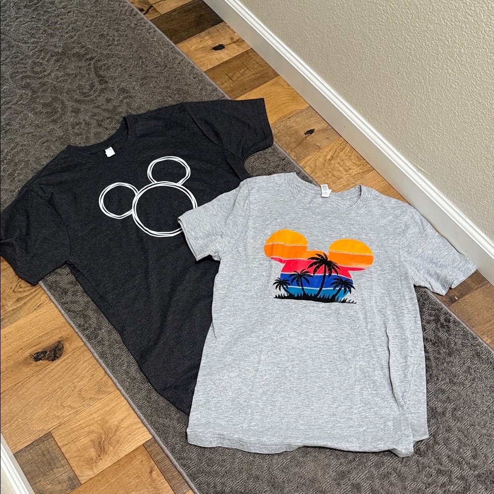Gray Short-Sleeve Graphic Tee with Sunset Palm Design
